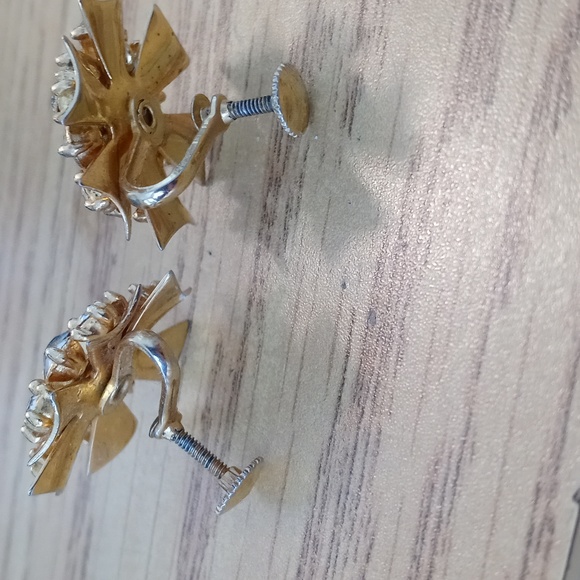 Vintage Screw back Gold tone Rhinestone earrings - Picture 3 of 3